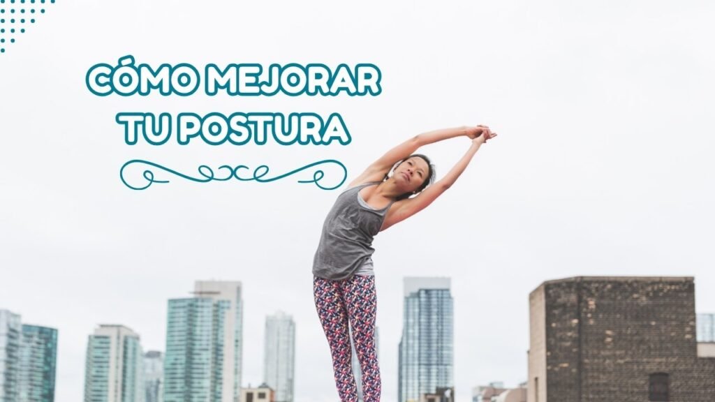 Mujer estirando los brazos y la espalda en la terraza de un edificio