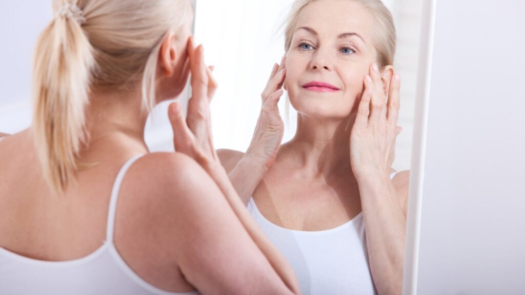 Mujer aplicándose colágeno en el rostro y notando sus beneficios