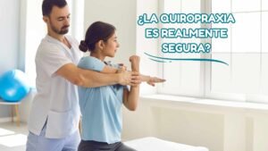 Quiropráctico realizando ajuste seguro a mujer joven