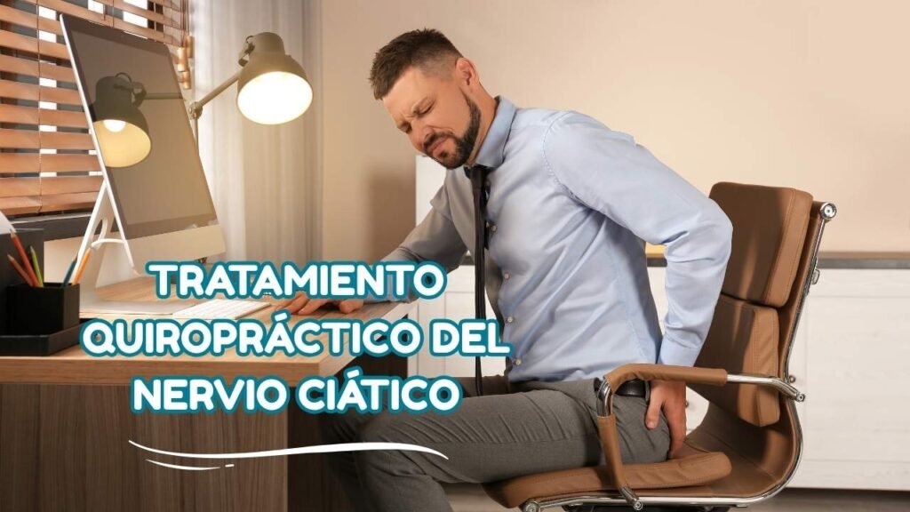 Hombre sentado en su oficina con dolor crónico en el glúteo
