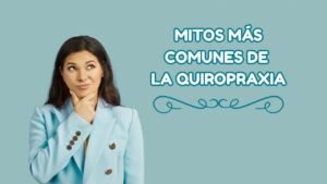 Mujer con cara de pregunta en fondo azul