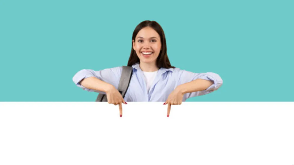 chica apuntando con sus dedos hacia abajo en un fondo azul, donde dice contáctanos