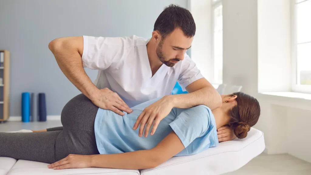 quiropractico realizando ajuste a su paciente