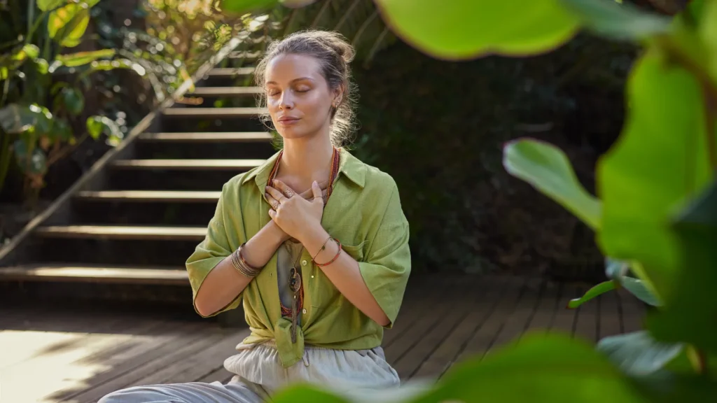 mujer meditando en la naturaleza